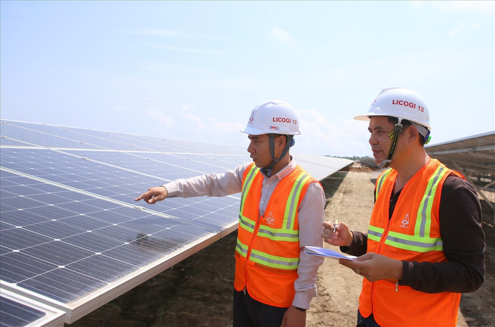 Tác giả (phải) trên công trường cánh đồng điện mặt trời tại xã Gio Hải, huyện Gio Linh - Ảnh: Hưng Thơ