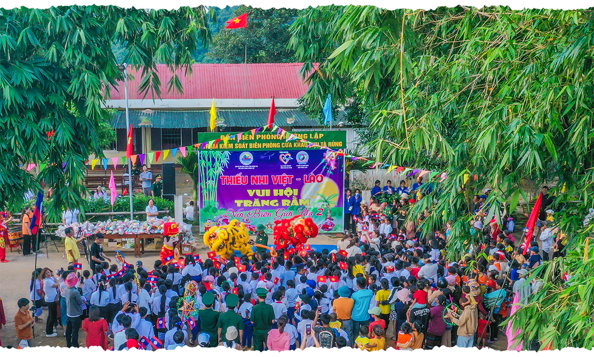 Nghệ nhân Kray Sức (21 năm tuổi Đảng, là người cầm đàn) giới thiệu về đàn Ta lư và các loại nhạc cụ của đồng bào