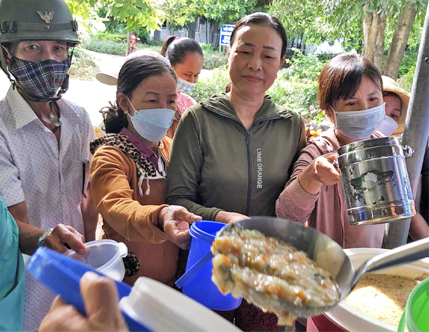 Phát cháo từ thiện ở Bệnh viện đa khoa tỉnh Quảng Trị