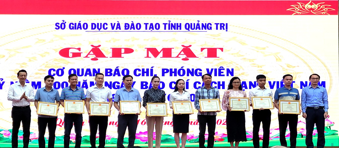 Lãnh đạo Sở GD&ĐT khen thưởng các phóng viên tích cực trong công tác thông tin về ngành Giáo dục