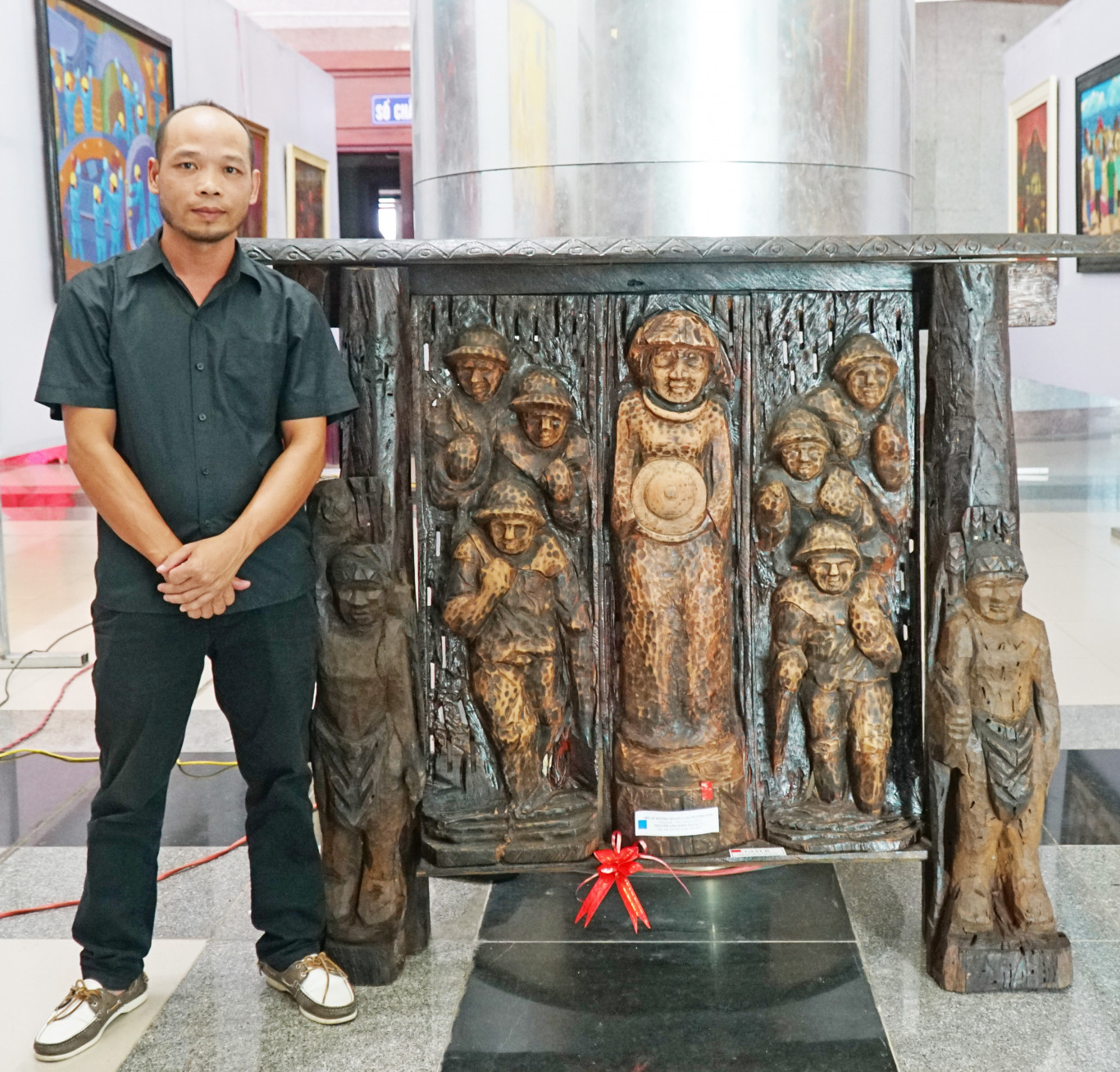Tác già Nguyễn Văn Hùng cùng tác phẩm đoạt giải B tại triển lãm khu vực IV năm 2022