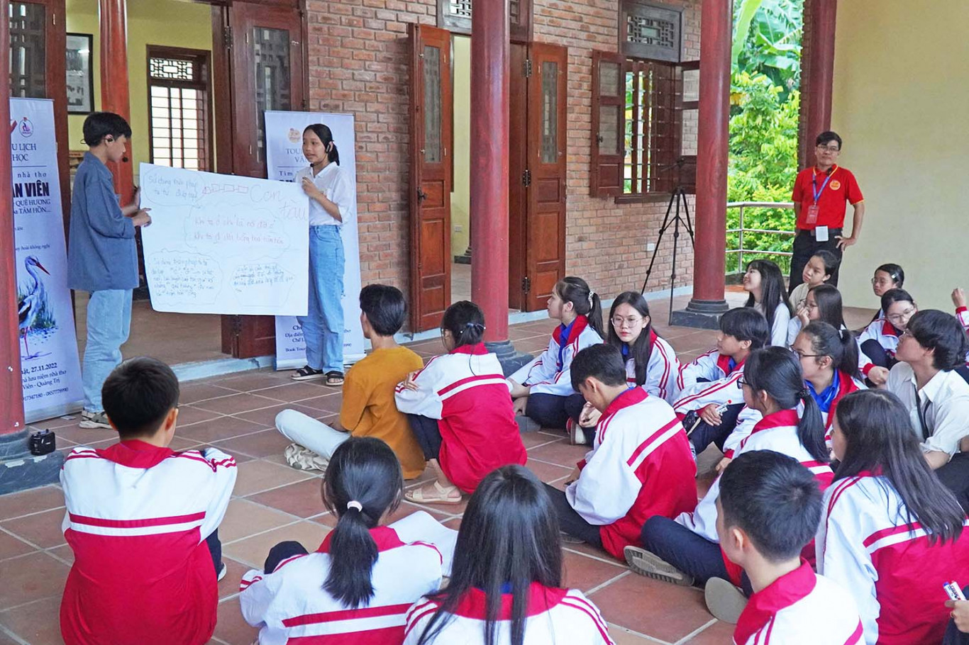 Các tổ thảo luận về đề tài đã chọn.