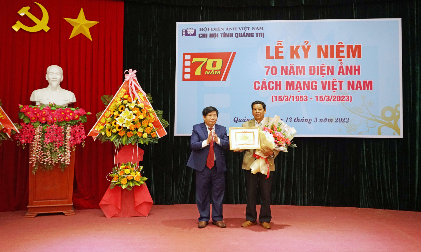 Chủ tịch Hội VHNT tỉnh Nguyễn Văn Dùng thừa uỷ quyền Hội Điện ảnh Việt Nam trao bằng khen cho ông Trần Đăng Mậu 