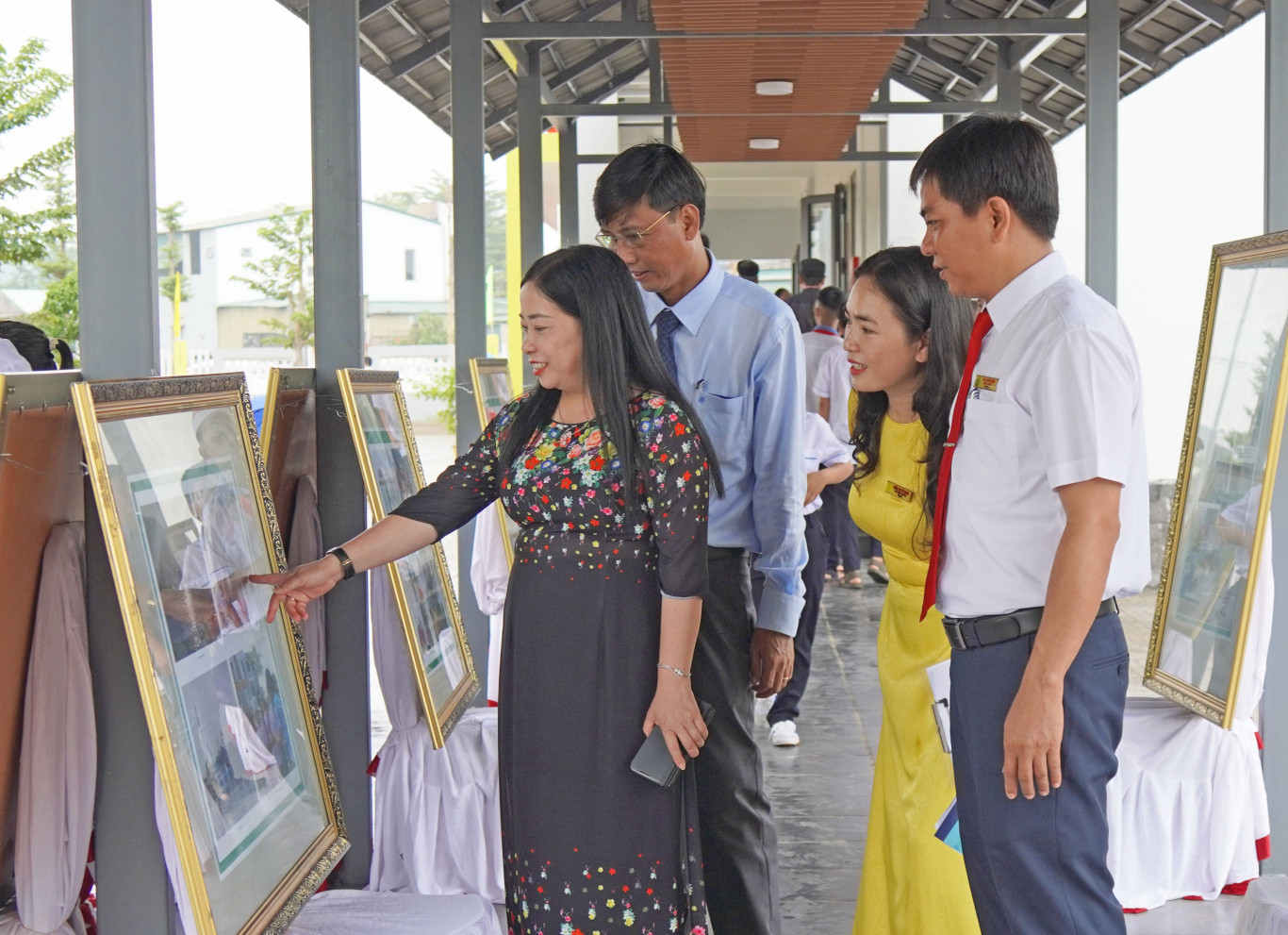 Bà Lê Thị Anh Đào - Phó Bí thư thường trực Thành uỷ, Chủ tịch HĐND thành phố xem triển lãm nhân ngày khai giảng.