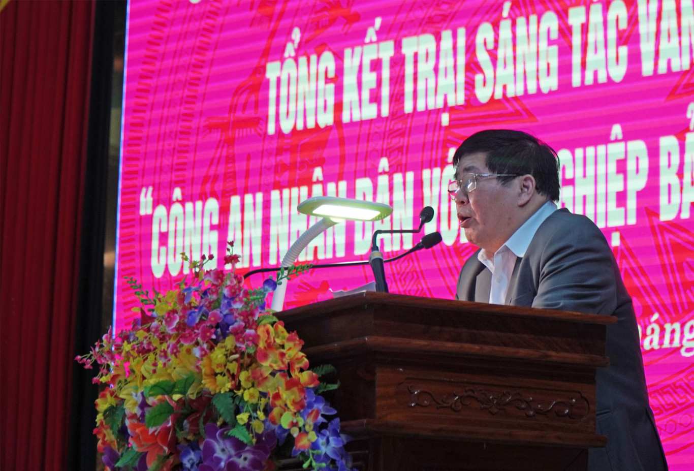Đồng chí Nguyễn Văn Dùng - Chủ tịch Hội VHNT Quảng Trị báo cáo tổng kết Trại sáng tác