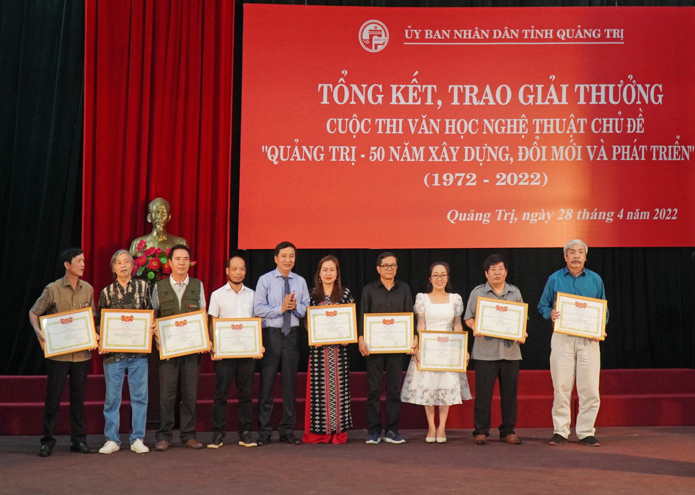 Đồng chí Lê Quang Chiến - UVBTVTU, Phó Chủ tịch Thường trực HĐND tỉnh trao bằng chứng nhận cho các tác giả đoạt giải B 