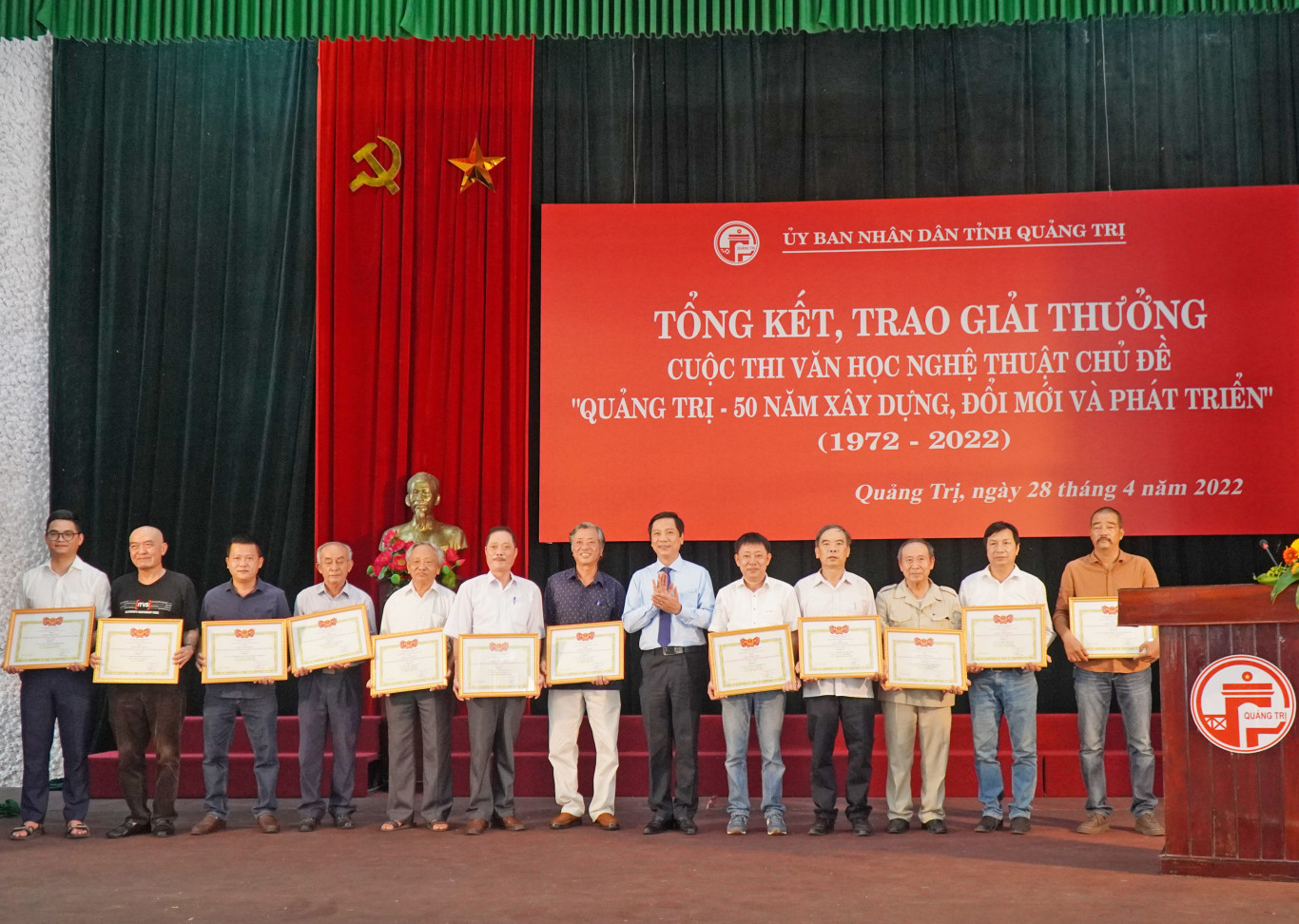 Đồng chí Hoàng Nam - Phó Chủ tịch UBND tỉnh trao bằng chứng nhận cho các tác giả đoạt giải C