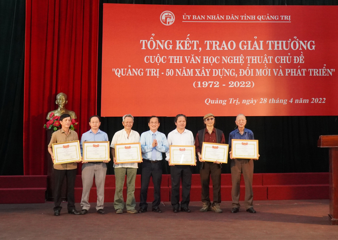 Đồng chí Hồ Đại Nam - UVBTV, Trưởng Ban Tuyên giáo Tỉnh uỷ tỉnh Quảng Trị trao bằng chứng nhận cho các tác giả đoạt giải A 