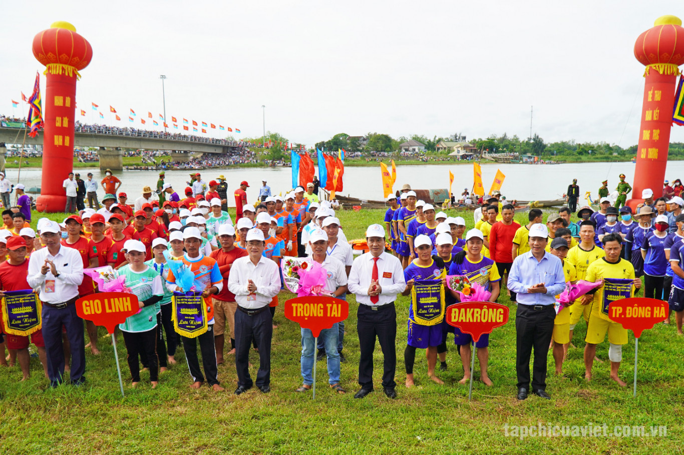 Ban Tổ chức tặng cờ lưu niệm cho các đội thuyền tham dự giải - Ảnh: Hồ Thanh Thọ