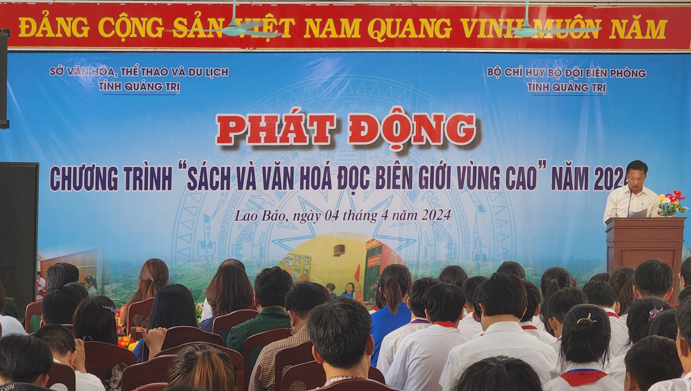 Ông Hồ Ngọc Thiên, Giám đốc thư viện tỉnh Quảng Trị phát biểu tại Lễ phát động Chương trình“ Sách và Văn hóa đọc biên giới vùng cao” năm 2024 - Ảnh: T.H