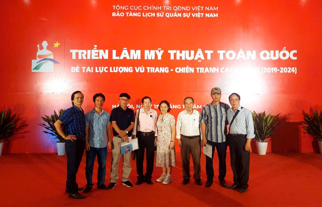 Họa sĩ Quảng Trị chụp ảnh lưu niệm tại Triển lãm - Ảnh: T.T