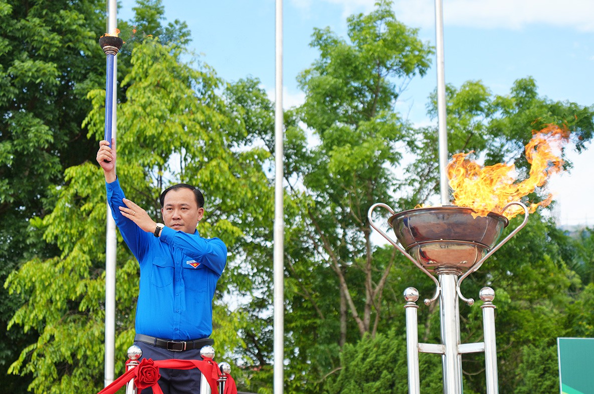 Đồng chí Phạm Xuân Khánh - Phó Bí thư Thường trực Tỉnh Đoàn, Chủ tịch Hội đồng Đội tỉnh, Trưởng Ban Tổ chức thắp sáng đài lửa tại Lễ xuất quân - Ảnh: Thanh Linh