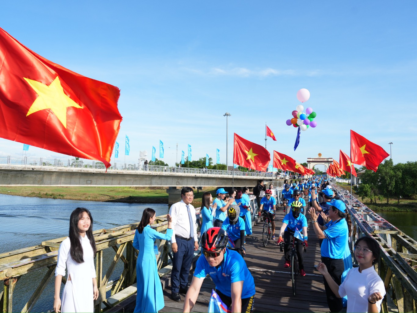 Tại Vĩ tuyến 17- cầu Hiền Lương- sông Bến Hải, nơi khai mạc sự kiện cũng là nơi khắc ghi nỗi đau chia cắt đất nước đằng đẵng hơn 20 năm (1954-1975). Đây không chỉ là điểm đến tri ân mà còn là hiện thân, nơi hội tụ của khát vọng hòa bình, thống nhất non sông. Nơi đây, xứng đáng là điểm mở đầu cho Ngày hội đạp xe Vì hòa bình. Khi đoàn diễu hành của 600 vận động viên đi qua cầu Hiền Lương (cũ), các đại biểu thả những quả bóng bay lên trời xanh, các em học sinh tung những cánh chim bồ câu nguyện cầu hòa bình.
