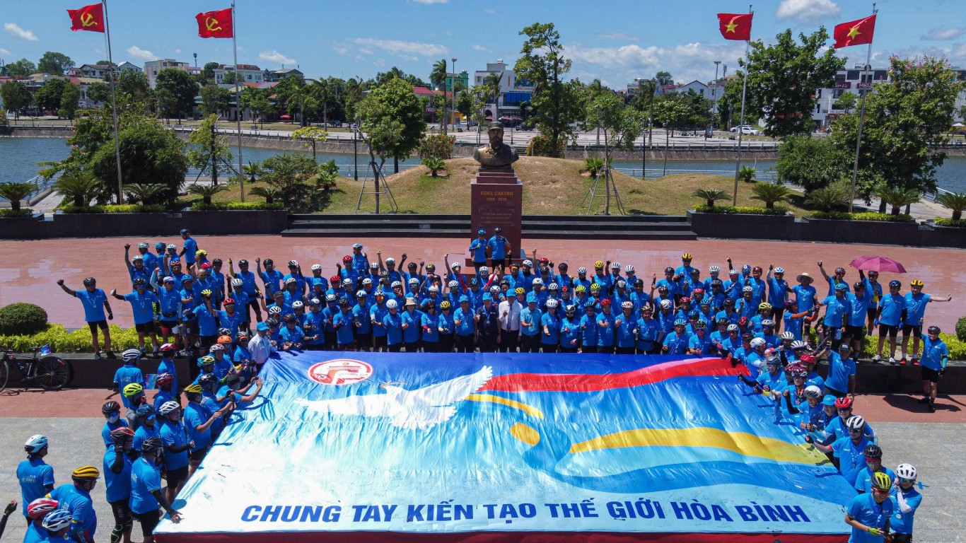 Kết thúc buổi khai hội, tại Công viên Fidel các vận động viên và đại biểu được ký tên, viết thông điệp lên lá cờ biểu tượng của lễ hội. Lá cờ rộng 54 m2 (đại diện cho 54 dân tộc anh em của Việt Nam), trên đó có những hoạ tiết hình tượng chủ đạo là chim bồ câu ngậm bông lúa thể hiện khát vọng hòa bình, ấm no và hạnh phúc cùng dải lụa đa sắc: đỏ và vàng tượng trưng cho cờ Tổ quốc; màu đỏ cũng là màu máu của các anh hùng liệt sĩ đã xả thân cho hòa bình hôm nay; màu xanh là màu của hòa bình, màu của sự sống hồi sinh và phát triển. Lá cờ sẽ được gửi lên Ủy ban Quốc gia UNESCO, như một thông điệp của những người yêu chuộng hòa bình.