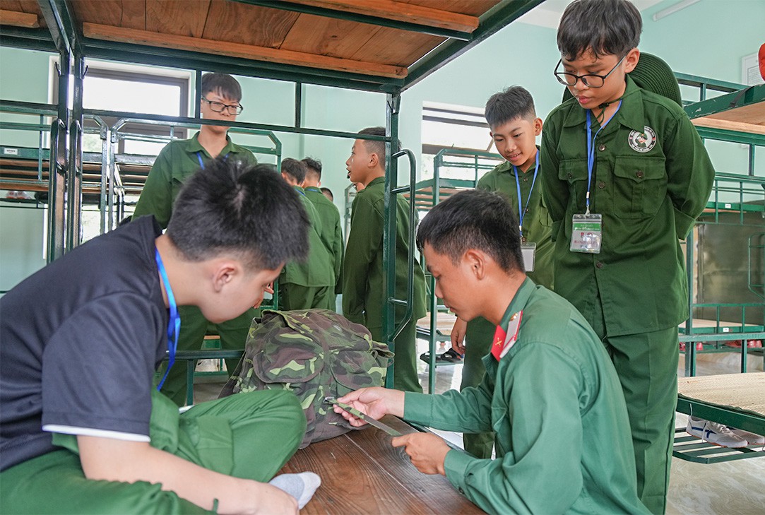 Sau thủ tục nhận phòng, các em học sinh được hướng dẫn sắp xếp nội vụ tư trang cá nhân - Ảnh: Thanh Linh