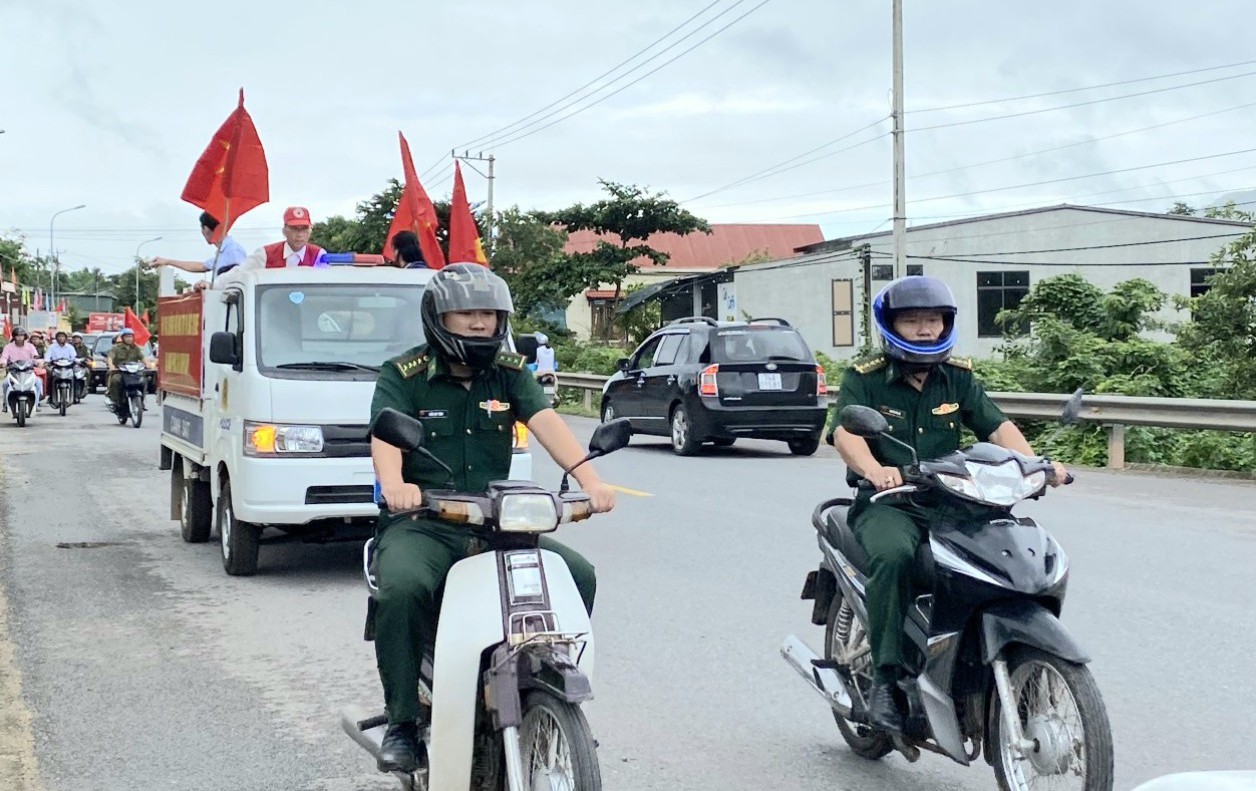 Các lực lượng ra quân tuyên truyền phòng chống ma túy - Ảnh: V.S