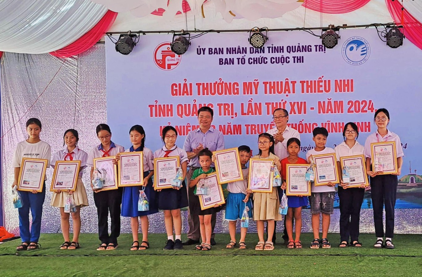 Ban tổ chức trao giải thưởng cho các em học sinh - Ảnh: T.L