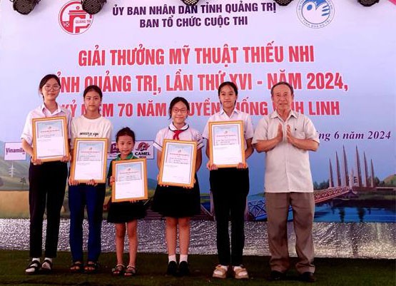 Hội VHNT tỉnh trao 5 giải thưởng cho các tác phẩm sáng tạo, nội dung và hình thức mới lạ - Ảnh: T.L