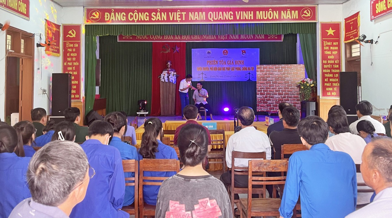 Đại biểu theo dõi tiểu phẩm do cán bộ, đoàn viên Đồn Biên phòng CKQT Lao Bảo dàn dựng - Ảnh: V.S