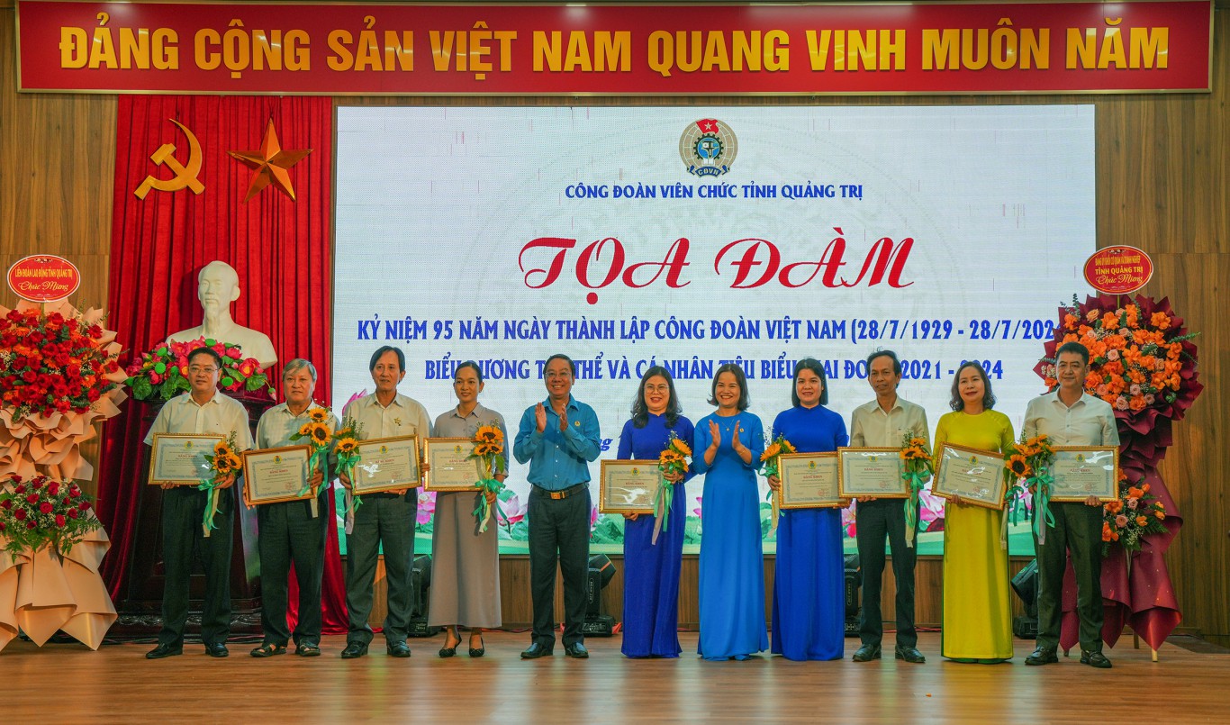 Liên đoàn lao động tỉnh khen thưởng, biểu dương tập thể và cá nhân tiêu biểu giai đoạn 2021 - 2024 - Ảnh: Thanh Ngọc