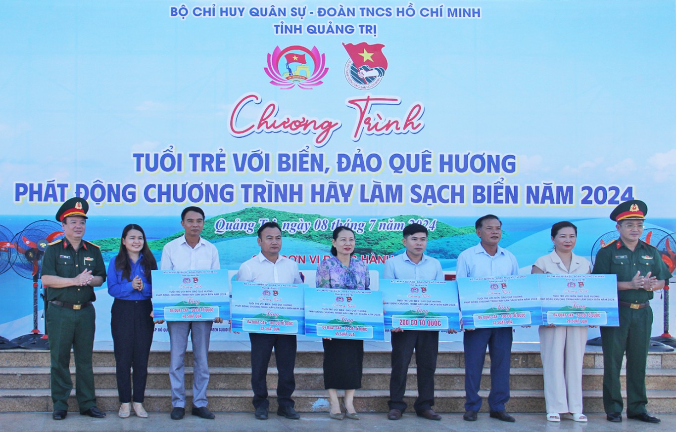 Nhiều phần quà được Ban tổ chức trao tặng trong chương trình - Ảnh: H.T.T