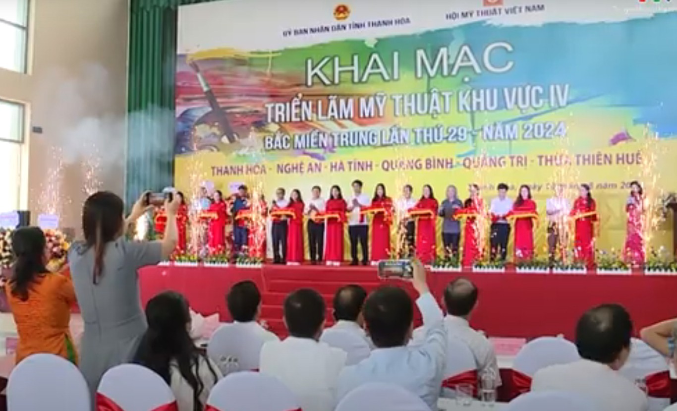 Cắt băng khai mạc triển lãm - Ảnh: P.V