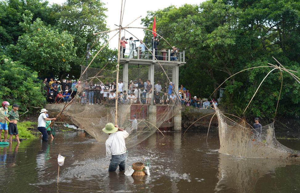 Đông đảo du khách đến tham dự lễ hội - Ảnh: T.N