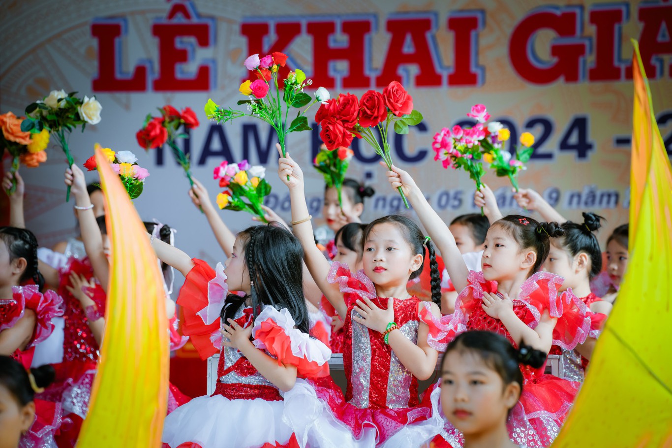 Tiết mục văn nghệ sôi nổi chào mừng lễ khai giảng năm học 2024 - 2025 - Ảnh: T.N