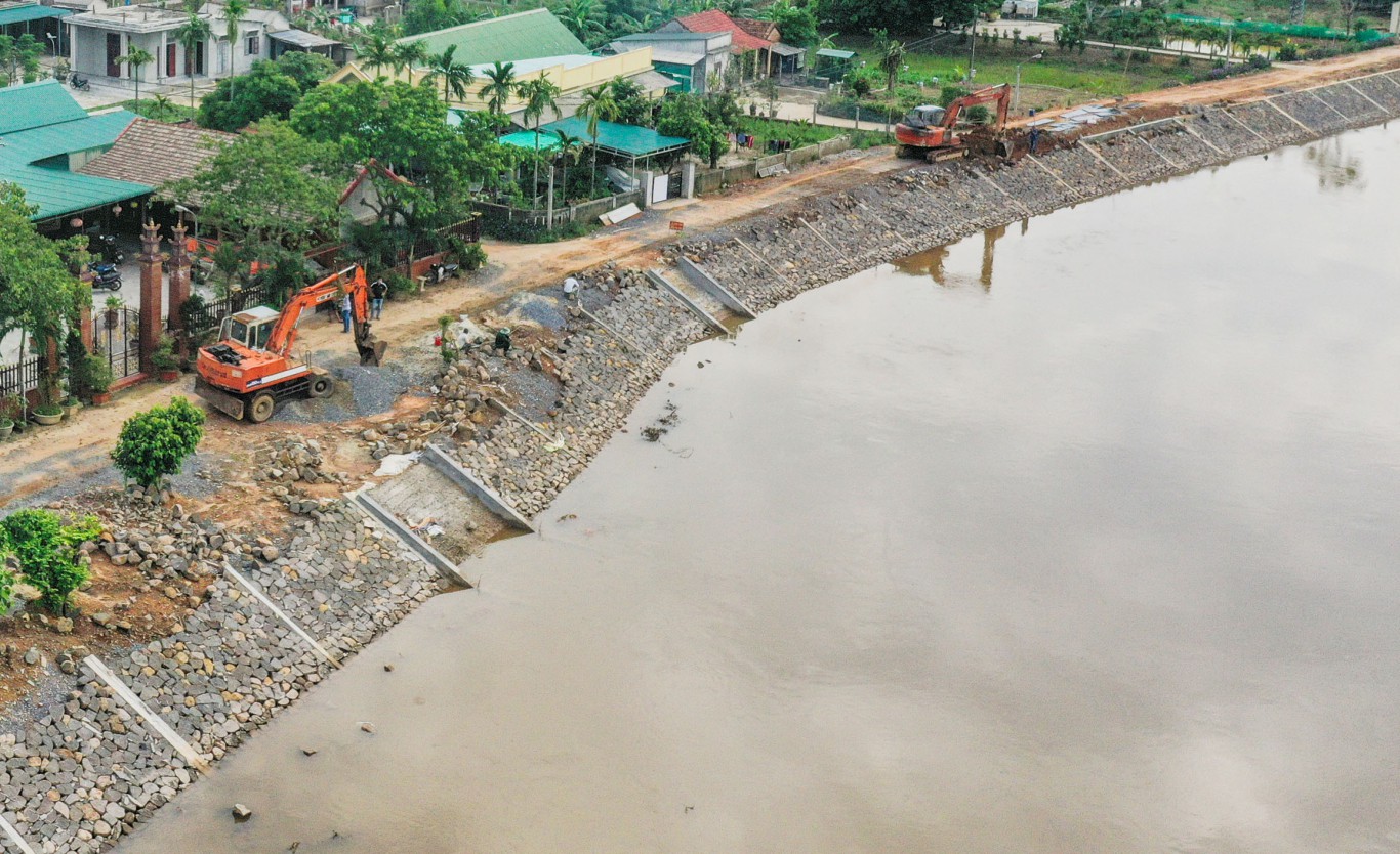 Xây dựng bờ kè chống sạt lở tại làng Mỹ Lộc, Xã Triệu Hòa - Ảnh: Thanh Linh