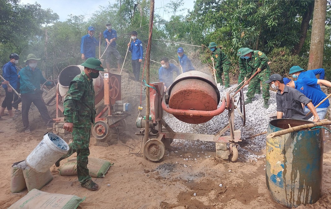 Cán bộ, chiến sỹ và nhân dân tham gia xây dựng đường giao thông nông thôn xã Triệu Lăng - Ảnh: Xuân Thế