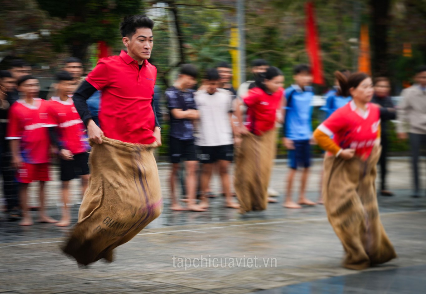 Sôi nổi trò chơi nhảy bao bố - Ảnh: P.V