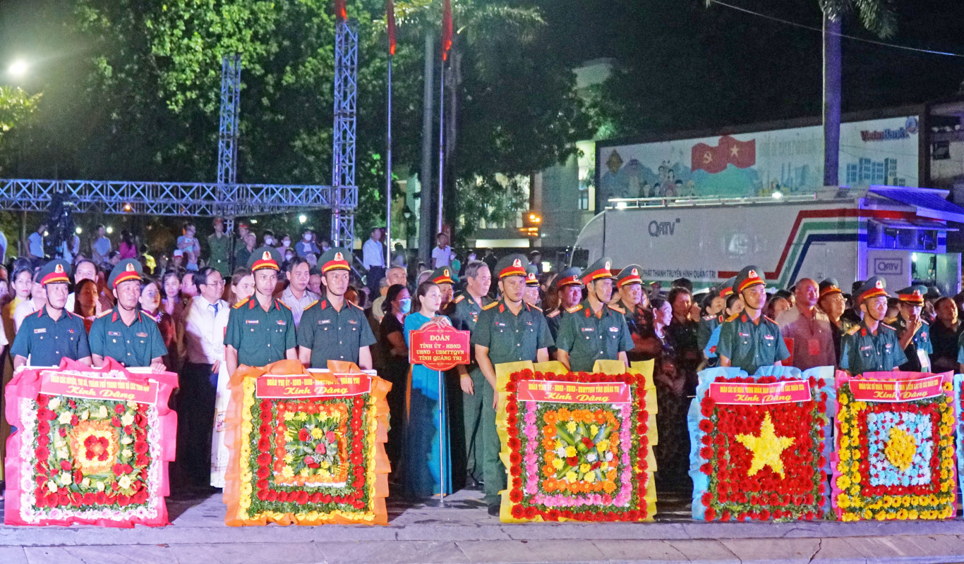 Các đại biểu tham dự chương trình Đêm hoa đăng tại Nhà hành lễ - Bến thả hoa bờ Nam sông Thạch Hãn