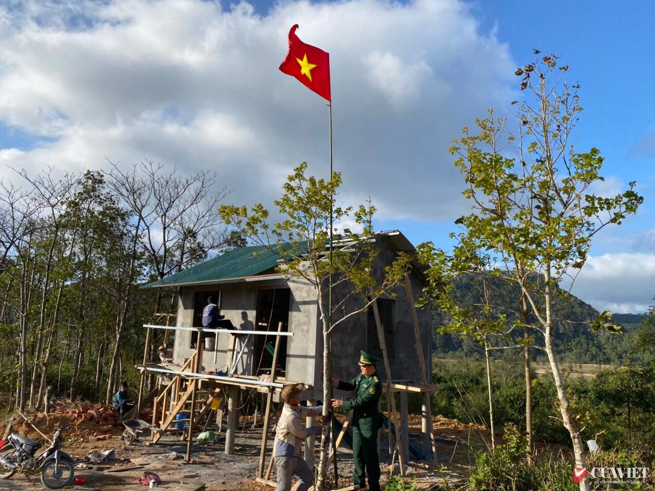 Cờ Tổ quốc tung bay trên thôn, bản đồng bào dân tộc miền biên giới.