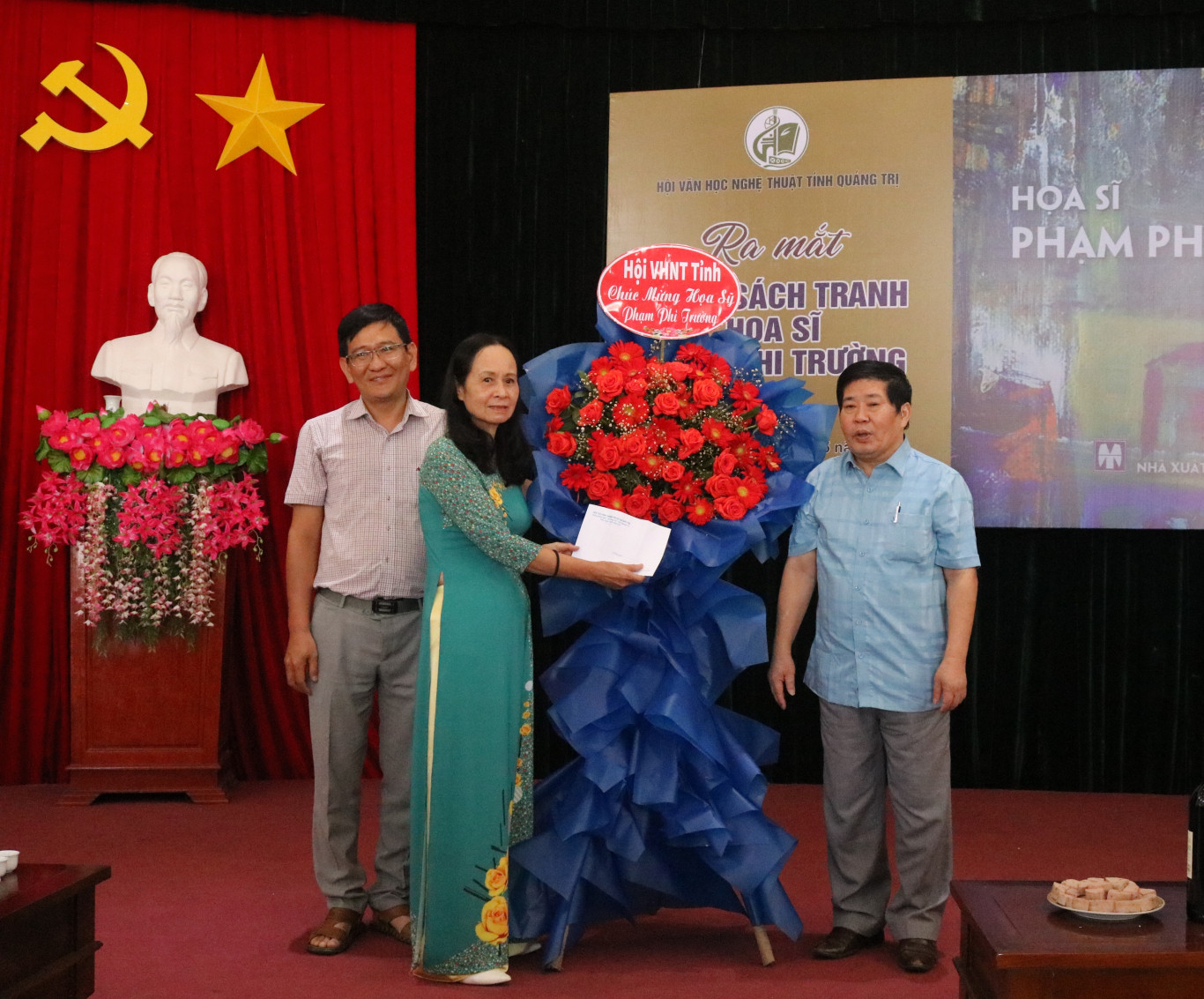 Đồng chí Nguyễn Văn Dùng, Chủ tịch Hội VHNT tỉnh Quảng Trị tặng hoa cho gia đình họa sĩ 
