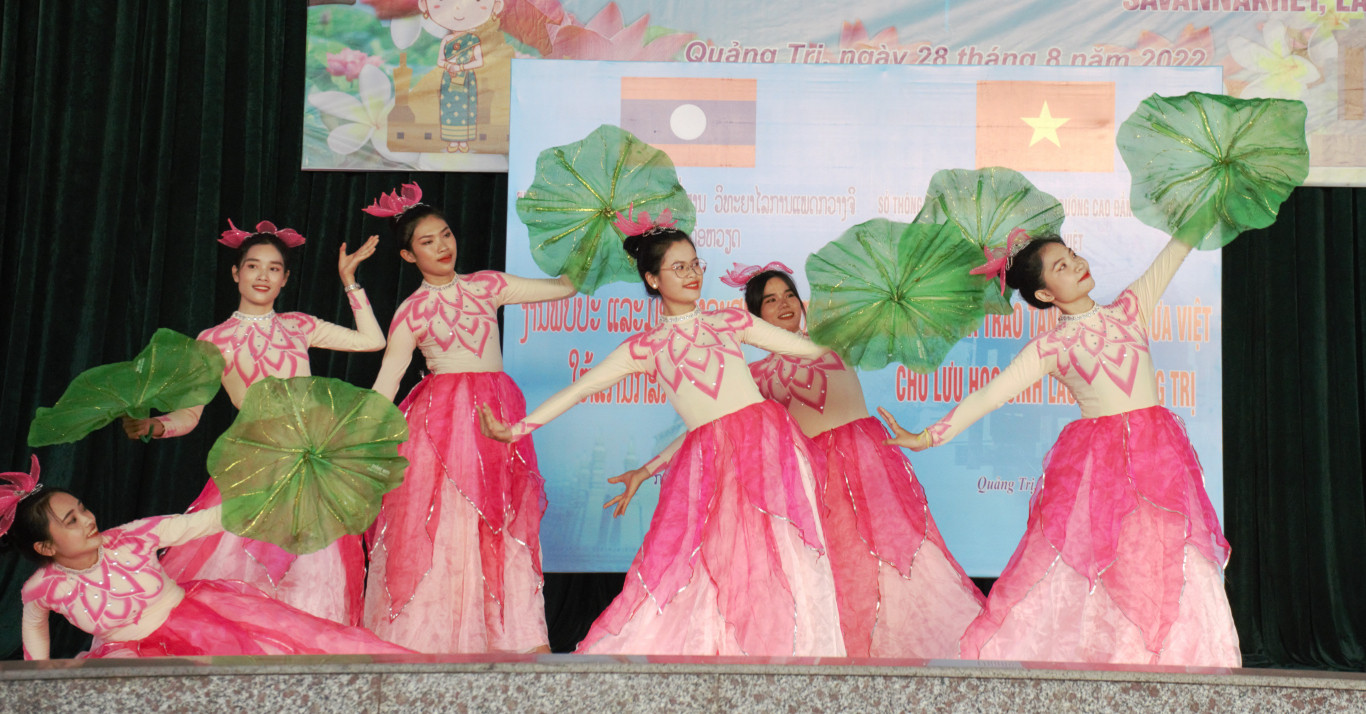 Tiết mục văn nghệ của các bạn lưu học sinh Lào 