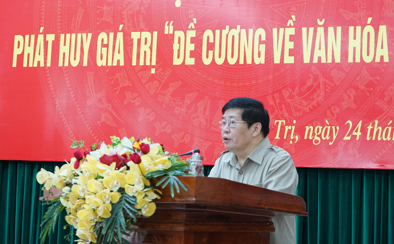 Nhà thơ Nguyễn Văn Dùng - Chủ tịch Hội Văn học Nghệ thuật tỉnh đã trình bày khái quát về 75 năm văn học, nghệ thuật Quảng Trị đồng hành cùng quê hương, đất nước.