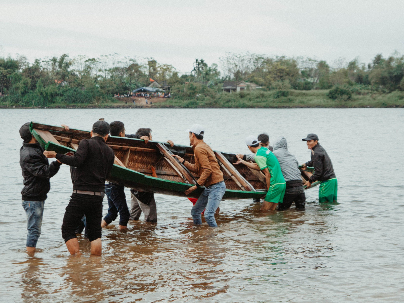 Hạ thủy thuyền để tập dượt  trước cuộc đua - Ảnh Hạnh Nguyên