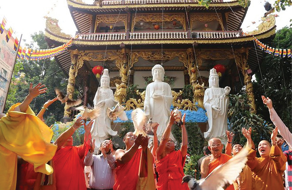 Chư tăng  Lào-Việt Nam cùng nhau  thực hiện nghi thức phóng sinh  tại chùa Phật Tích Viêng Chăn - Ảnh: IT