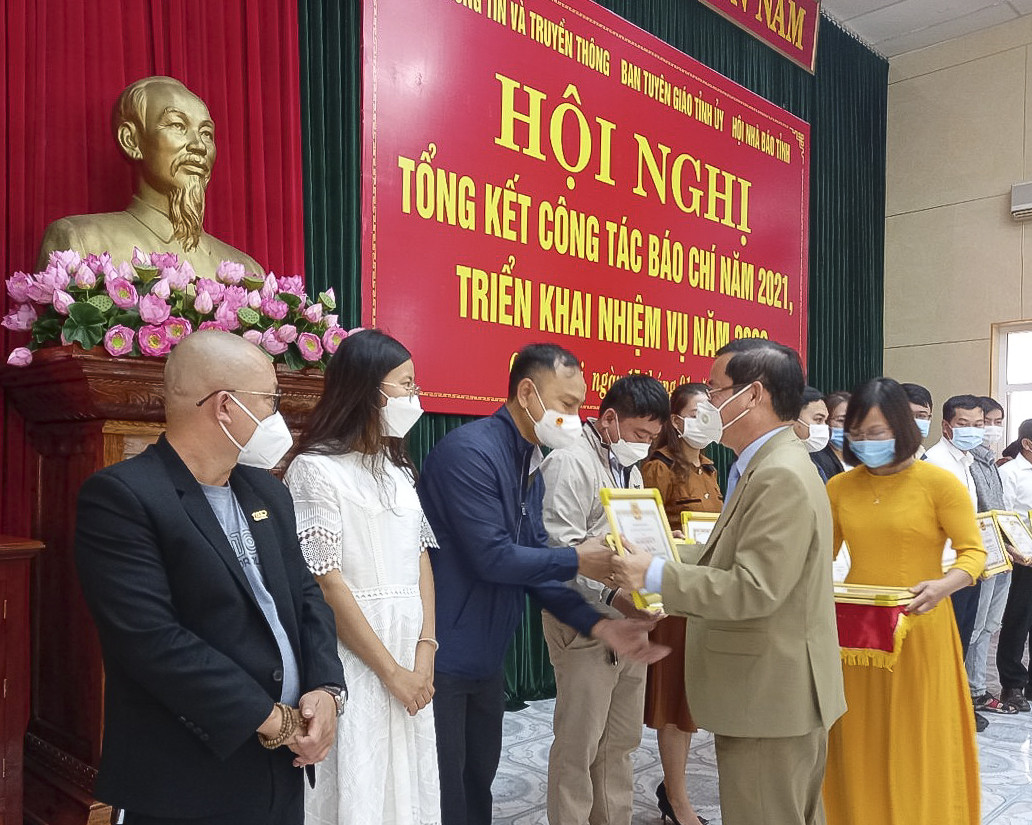 Trưởng Ban Tuyên giáo Tỉnh ủy Hồ Đại Nam tặng bằng khen của Ban Tuyên giáo cho các phóng viên thường trú tiêu biểu