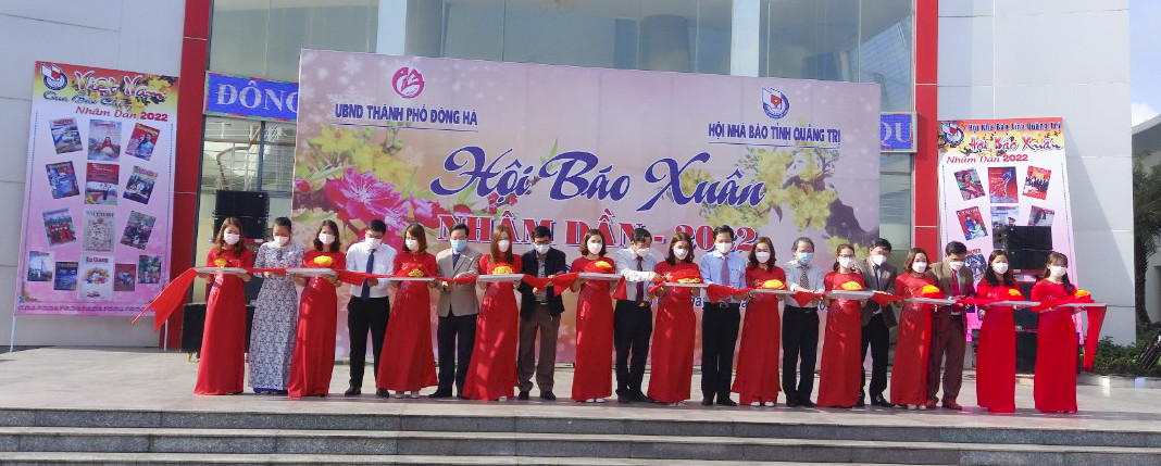 Cắt băng khai mạc Hội báo xuân Nhâm Dần 2022