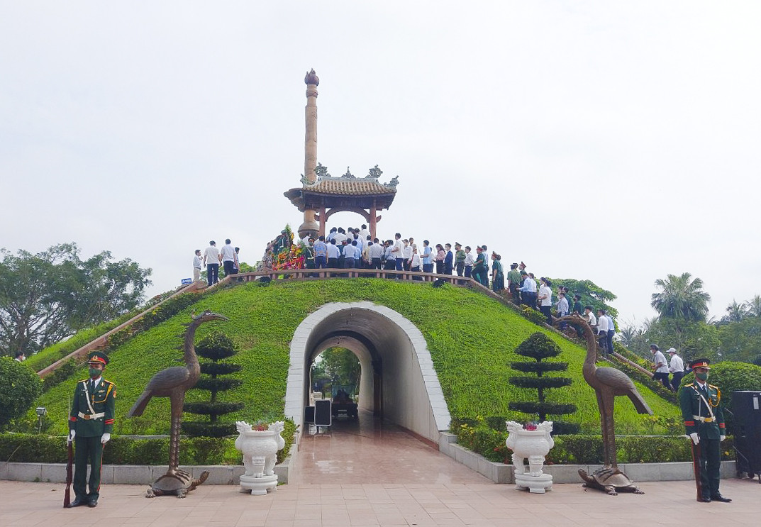 Các đại biểu lãnh đạo dâng hương tại đài tưởng niệm Thành Cổ Quảng Trị