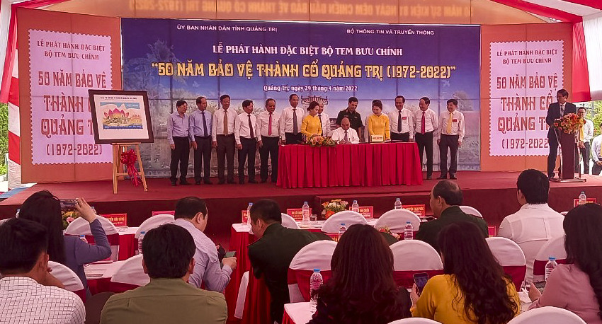Chủ tịch nước ký và đóng dấu phát hành bộ tem