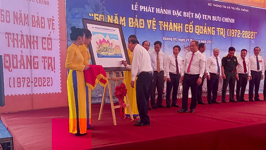 Chủ tịch nước ký tên lưu niệm lên tranh tem và tặng cho tỉnh Quảng Trị