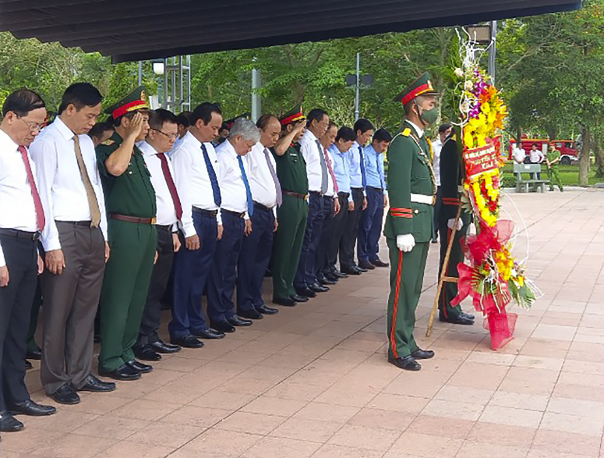 Chủ tịch nước cùng các đại biểu tưởng niệm các anh hùng liệt sĩ tại Thành Cổ Quảng Trị