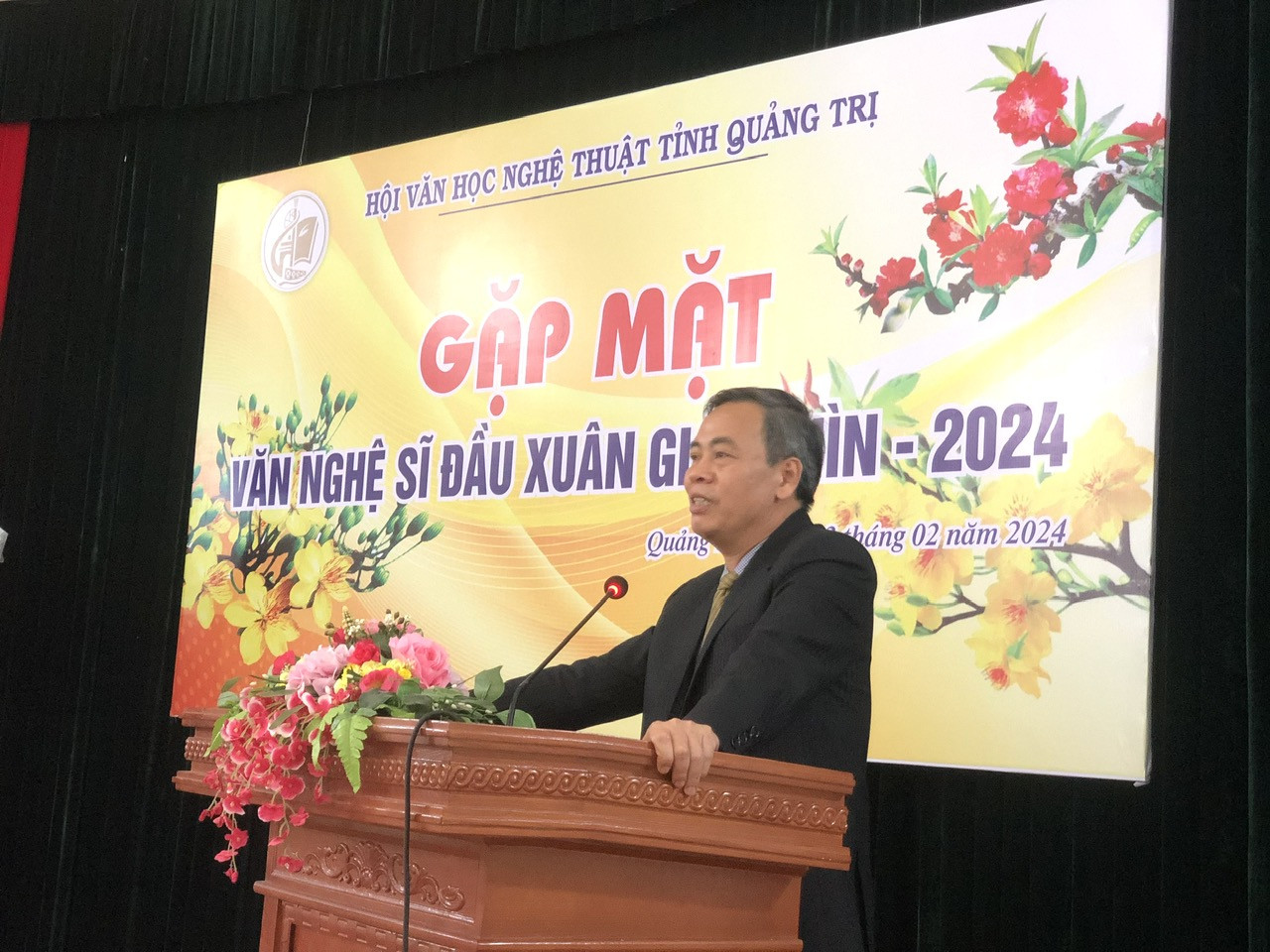 Phó Bí thư Thường trực Tỉnh ủy, Chủ tịch HĐND tỉnh Nguyễn Đăng Quang phát biểu tại buổi gặp mặt văn nghệ sĩ đầu xuân - Ảnh: C.N