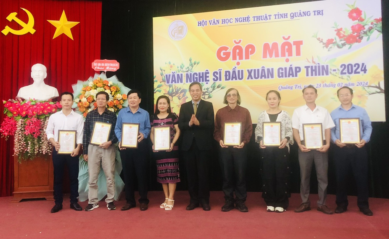 Phó Chủ tịch UBND tỉnh Hoàng Nam tặng hoa chúc mừng các văn nghệ sĩ đoạt giải tại các cuộc thi sáng tác VHNT của các ban, bộ, ngành Trung ương tổ chức - Ảnh: C.N