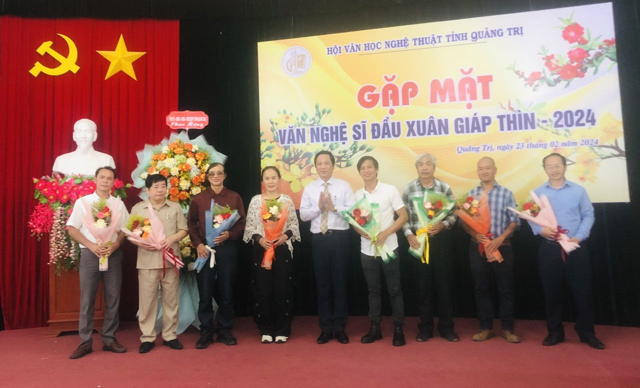Phó Chủ tịch UBND tỉnh Hoàng Nam tặng hoa chúc mừng các văn nghệ sĩ đoạt giải tại các cuộc thi sáng tác VHNT của các ban, bộ, ngành Trung ương tổ chức - Ảnh: C.N