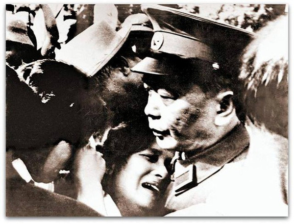 Đại tướng Võ Nguyên Giáp an ủi người dân trong ngày Quốc tang  của Chủ tịch Hồ Chí Minh - Ảnh: T.L.