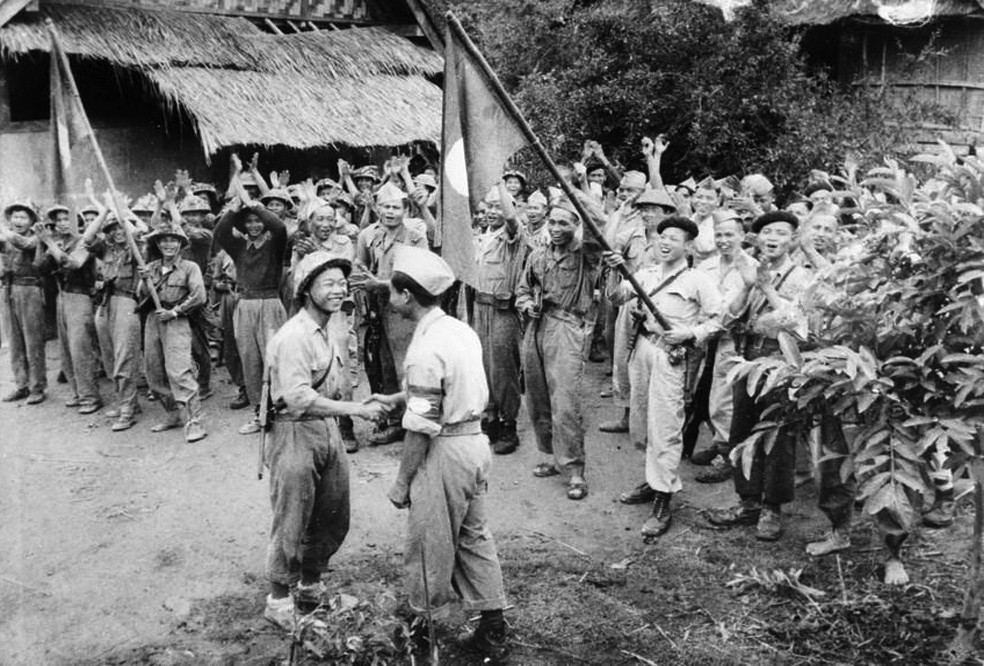 Một đơn vị Quân tình nguyện Việt Nam gặp gỡ đơn vị Quân giải phóng nhân dân Lào, năm 1950 - Ảnh: T.L