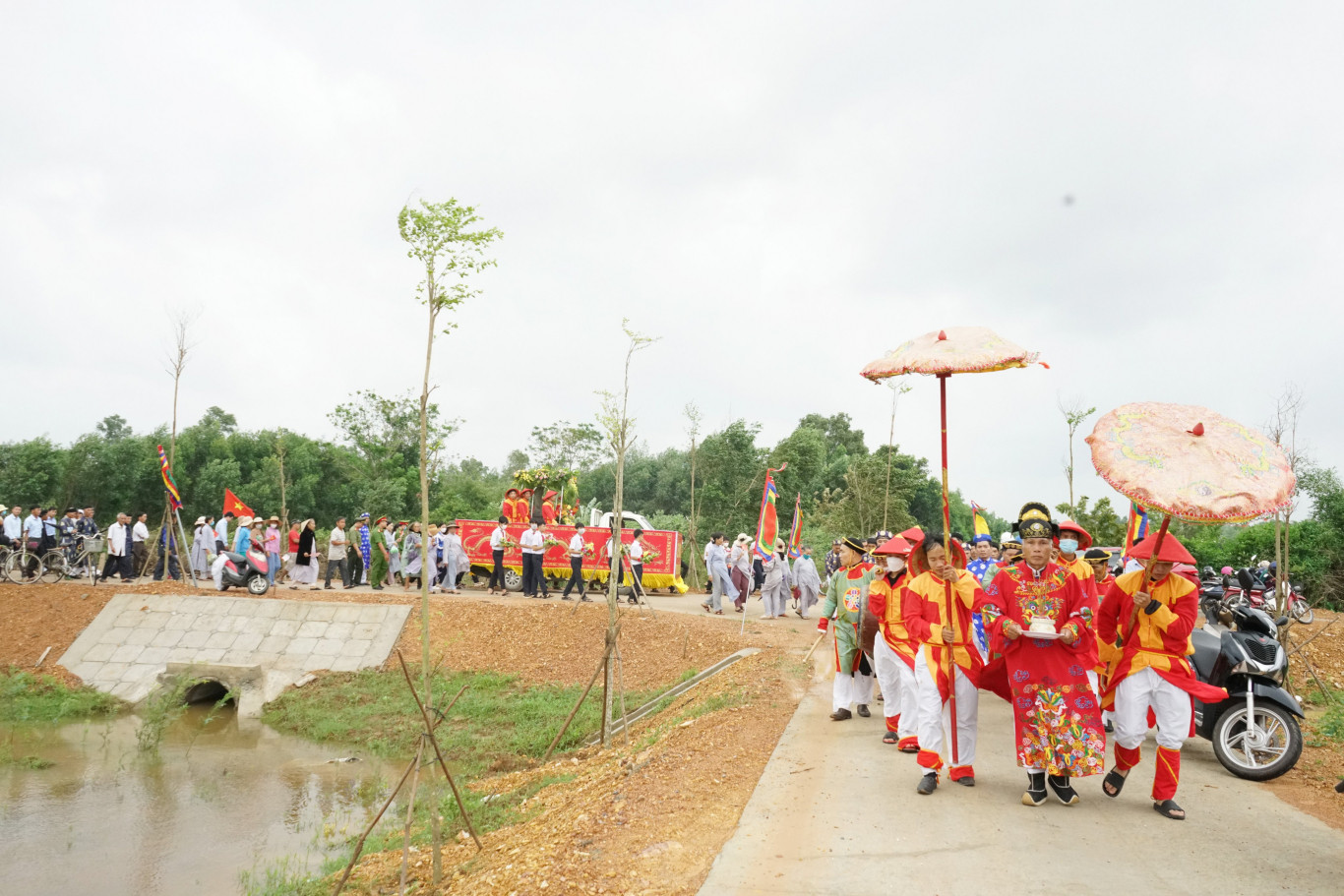 Tượng Thái phó Nguyễn Ư Dĩ được rước từ Đình làng Trà Liên về an vị tại đền thờ mới dựng